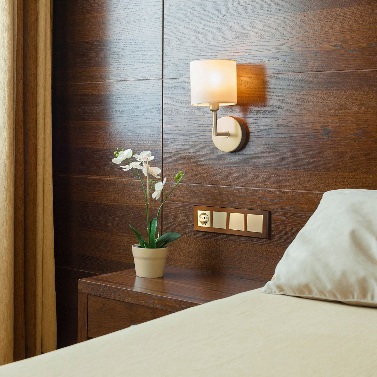 Выключатель одноклавишный проходной шампань W1112011